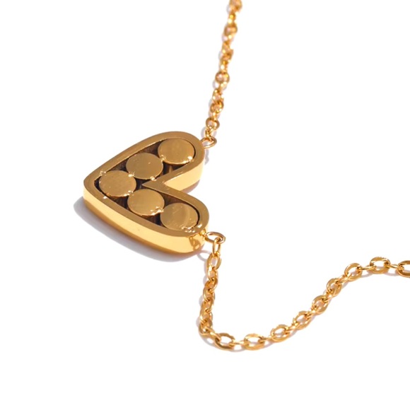 NWT Gorgeous Heart Pendant Necklace in Gold - Picture 3 of 8